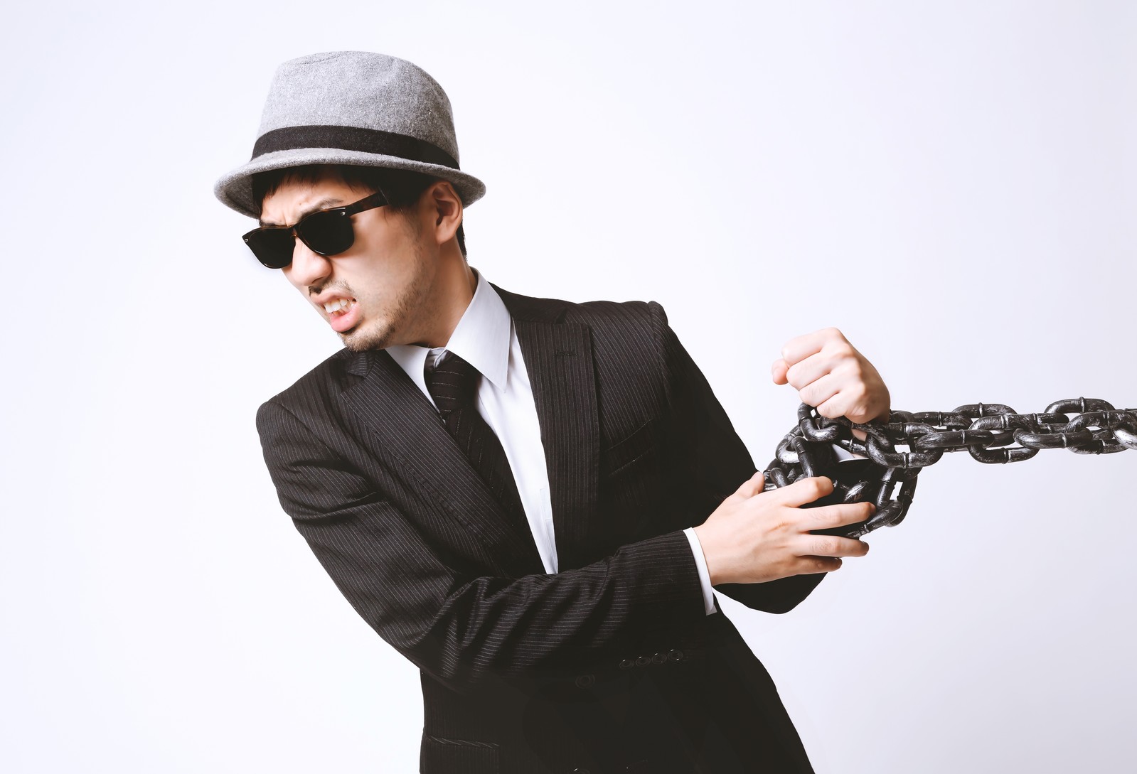 腕を鎖でつながれ必死にもがくエージェント